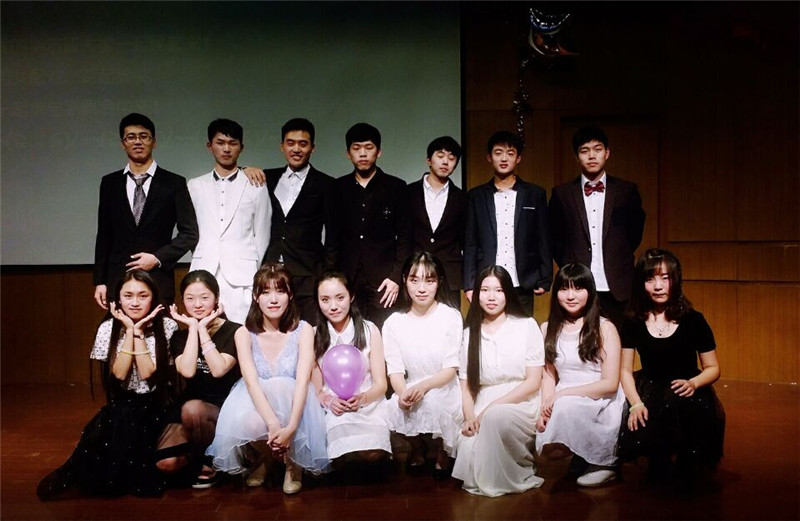 伟德国际1946举行2016年女生节舞会