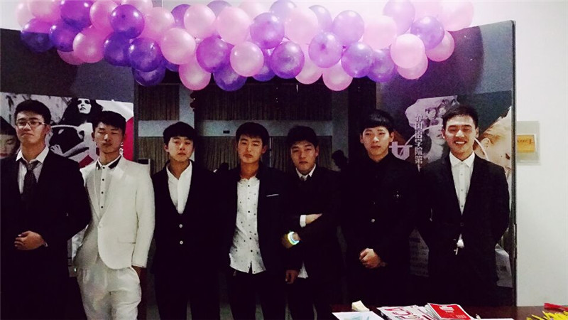 伟德国际1946举行2016年女生节舞会