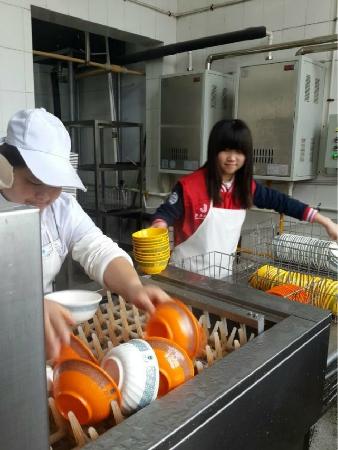 追随一种精神，奉献一片爱心——记伟德国际1946青年志愿者协会雷锋月活动