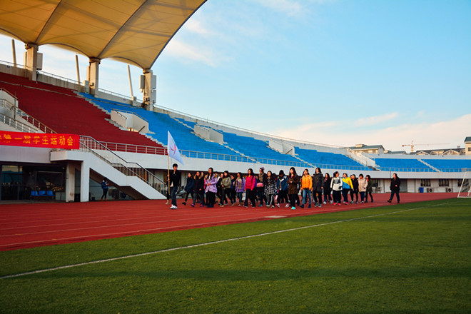 伟德国际1946举办第一届学生运动会