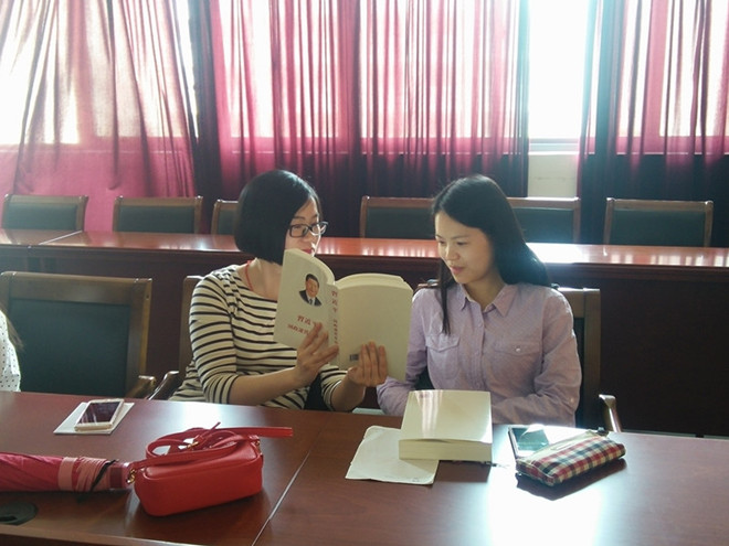 伟德国际19462013学生党支部召开“两学一做”理论学习交流会