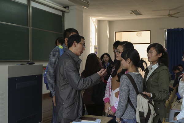 【伟德国际1946新生导航系列讲座】Learn to learn--伟德国际1946院长与14级学生亲密接触